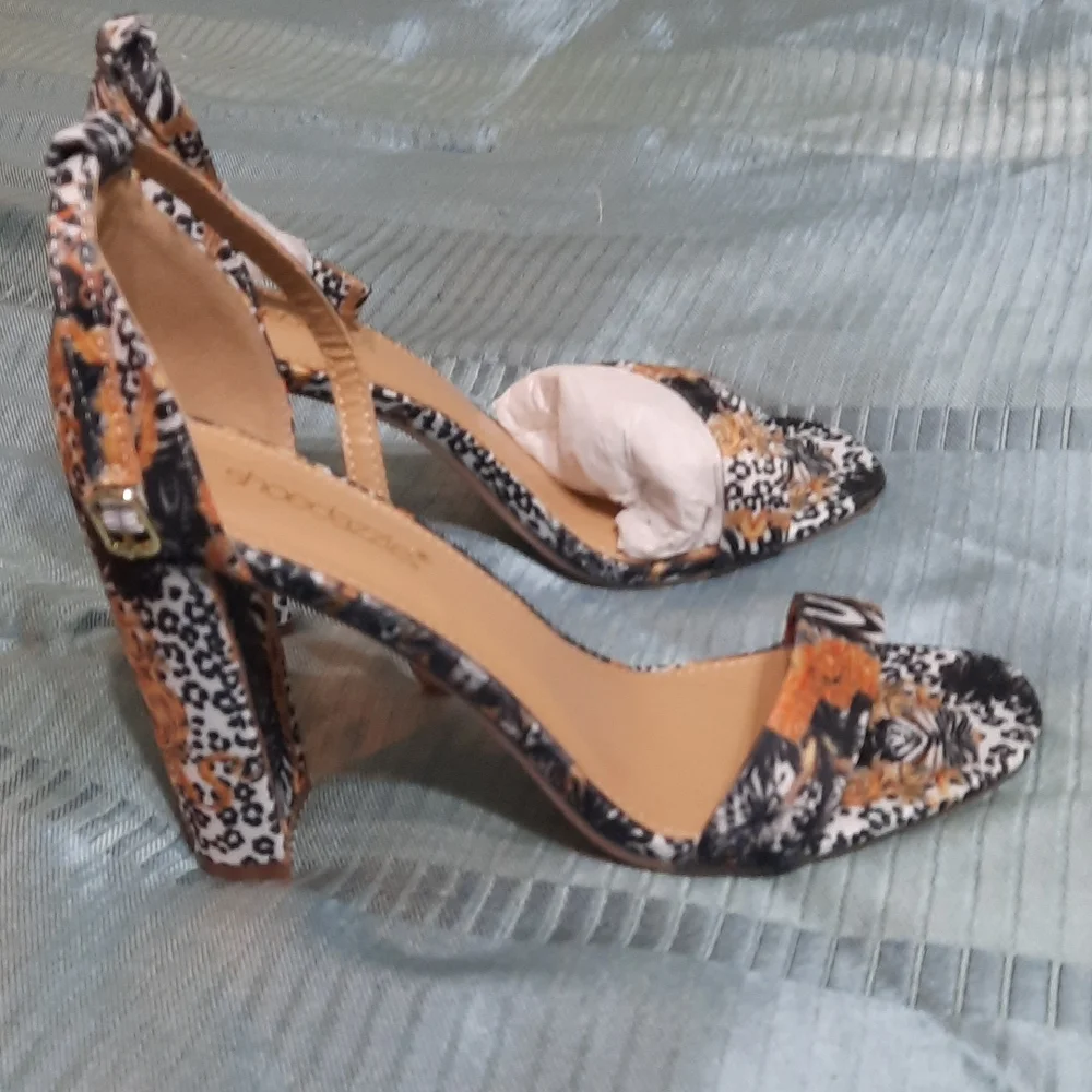 Heels with beautiful print - Picture 4 of 5
